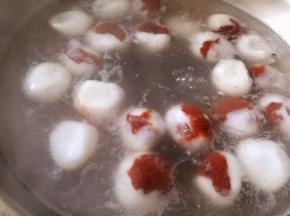 锅中烧开水，放入汤圆，煮至汤圆浮起，再煮一分钟即可捞出