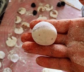 面皮底部包住馅料，用手慢慢推面皮，最后使面皮包住整个馅料，用双手手心轻轻揉搓使汤圆变圆