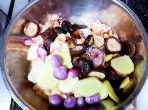 把冬菇及配料全部混入