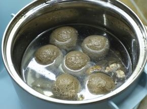 东菱早餐机的煮锅放入适量的水，加入牛肉丸和牛杂，大火加热。