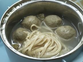 水开之后下面条，记得用筷子把面条打散。