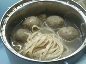 水开之后下面条，记得用筷子把面条打散。