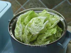 再次水开之后放入白菜，一样大火加热。