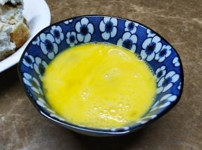 鸡蛋放入盐打散均匀