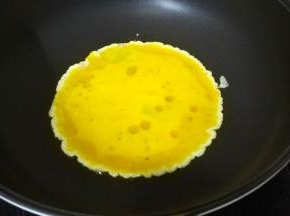 打均匀的蛋液下锅炒熟