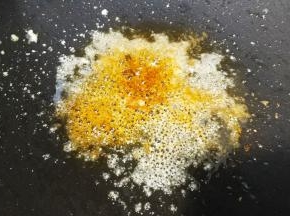 锅里热油，放入盐、糖、辣椒面