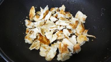 倒入撕碎的烧饼，炒至脆香
