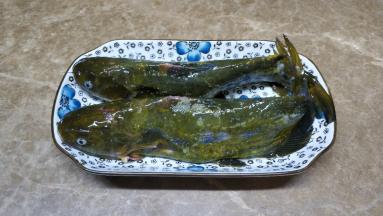 昂刺鱼让店家处理好，回家清洗干净后用姜丝、盐、料酒腌十分钟