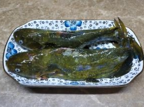 昂刺鱼让店家处理好，回家清洗干净后用姜丝、盐、料酒腌十分钟