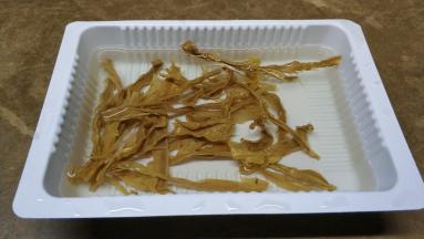 用水浸泡至软