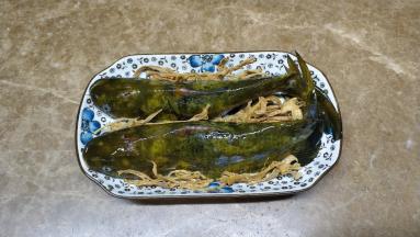 将鱼碟上的料酒倒出，放入泡软的笋干