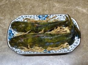 将鱼碟上的料酒倒出，放入泡软的笋干