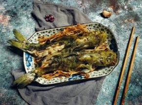 蒸好后挑出姜丝，淋上酱油，最后将烧热的热油淋在鱼身上