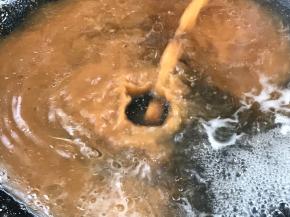 再热锅倒入淀粉水勾芡