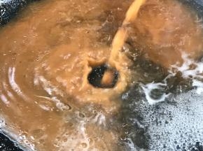 再热锅倒入淀粉水勾芡