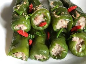 青椒酿肉上撒上葱花和枸杞