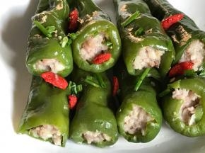 青椒酿肉上撒上葱花和枸杞