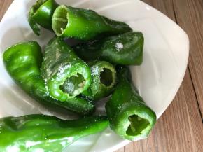 撒上盐拌匀腌制片刻