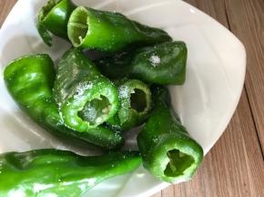 撒上盐拌匀腌制片刻