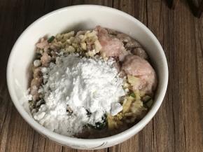 加入肉末里，再加入盐、胡椒粉、味精、料酒和干淀粉，顺一个方向搅拌上劲