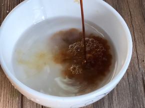 这个时候备一小碗，装小半碗淀粉水，加入生抽拌匀