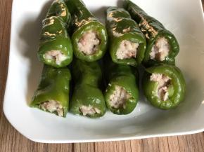 把蒸好的青椒酿肉端出锅