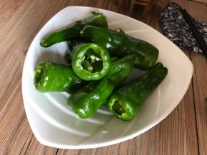 青椒洗净，去蒂和籽