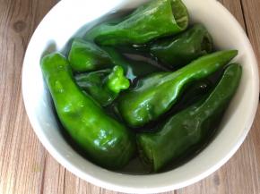 把腌制好的青椒洗去盐水，再沥干水分