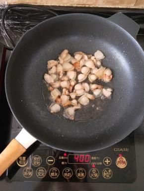 肥猪肉切成薄片，放入锅里。