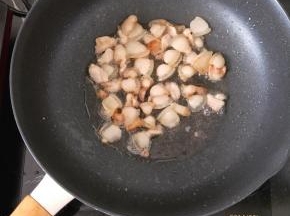 肥猪肉切成薄片，放入锅里。