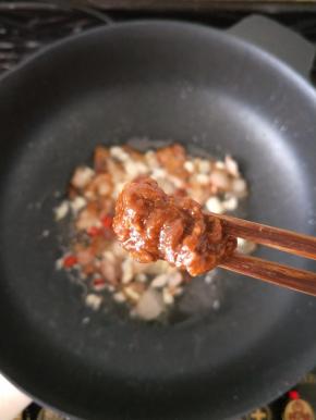 然后放入一勺豆瓣酱。