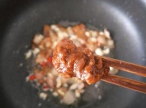 然后放入一勺豆瓣酱。