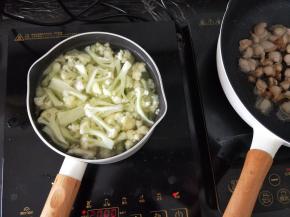 花菜切成小朵，水里放一点点油和适量盐烧开，然后放入花菜焯一分钟左右，捞出过一下凉水。