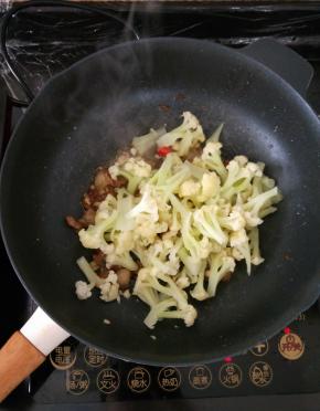 然后放入刚才炒好的五花肉里。