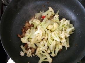 然后放入刚才炒好的五花肉里。