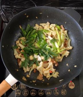 最后倒入蒜苗和鸡汁，还有适量盐调味。