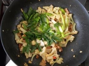 最后倒入蒜苗和鸡汁，还有适量盐调味。