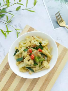 翻炒至蒜苗断生即可出锅。