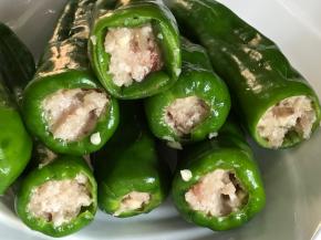 把肉末装入青椒里，摆入盘中