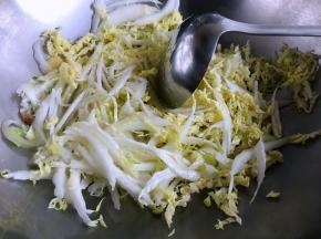 加入白菜丝翻炒