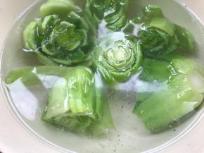 捞出放入凉开水中浸泡一会儿