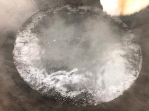 锅烧开水，加入少许盐和食用油