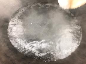 锅烧开水，加入少许盐和食用油
