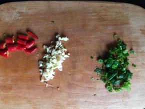 备好葱蒜末和小米椒段