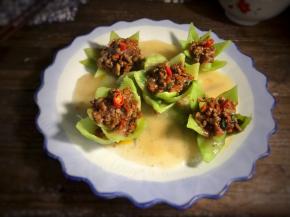 淋入盘中的莲花灯上即可