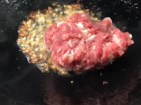 放入肉末炒断生