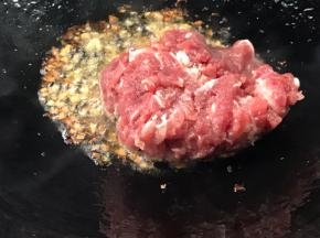 放入肉末炒断生
