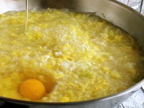 大火煮开转中火煮至白菜为透明状，打入鸡蛋，不要搅动