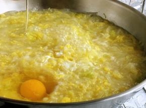 大火煮开转中火煮至白菜为透明状，打入鸡蛋，不要搅动