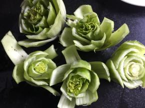 把上海青白菜洗净，切去叶子留下小指长的茎